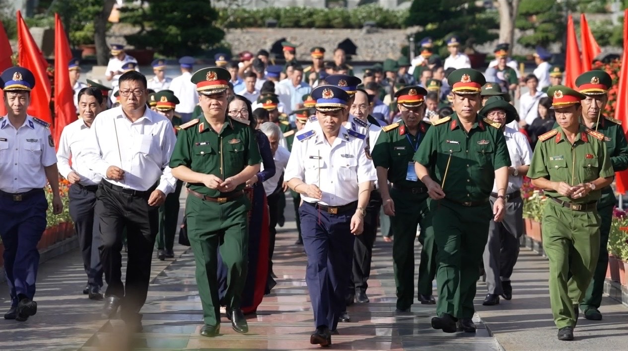 Đo&agrave;n c&ocirc;ng t&aacute;c tổ chức d&acirc;ng hoa, d&acirc;ng hương tại Nghĩa trang H&agrave;ng Dương v&agrave; Đền thờ C&ocirc;n Đả