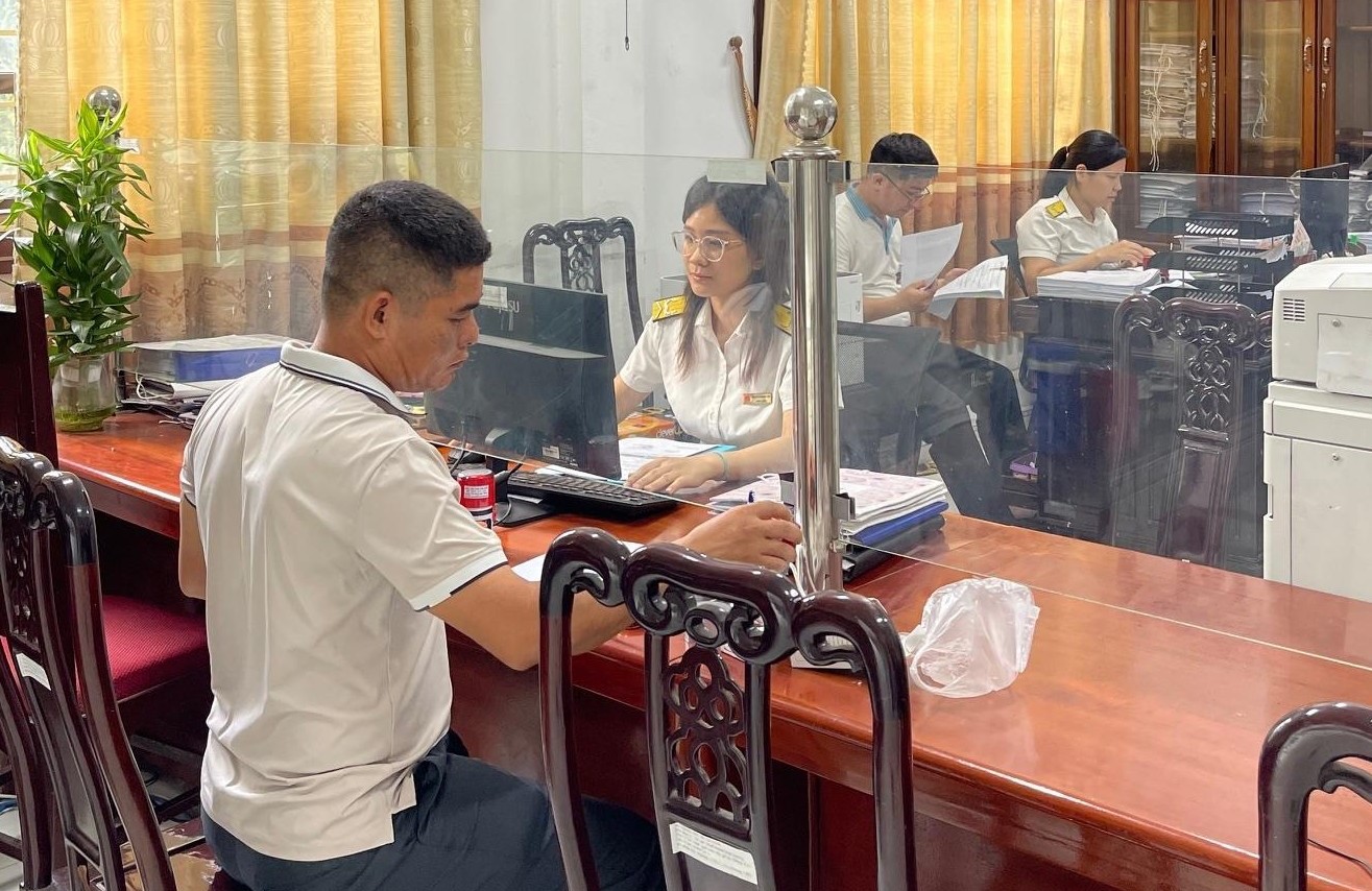 Công chức Thuế tỉnh Tuyên Quang hỗ trợ người dân làm thủ tục nộp thuế. Ảnh: tuyenquang.gdt.gov.vn Công chức Thuế tỉnh Tuyên Quang hỗ trợ người dân làm thủ tục nộp thuế. Ảnh: tuyenquang.gdt.gov.vn