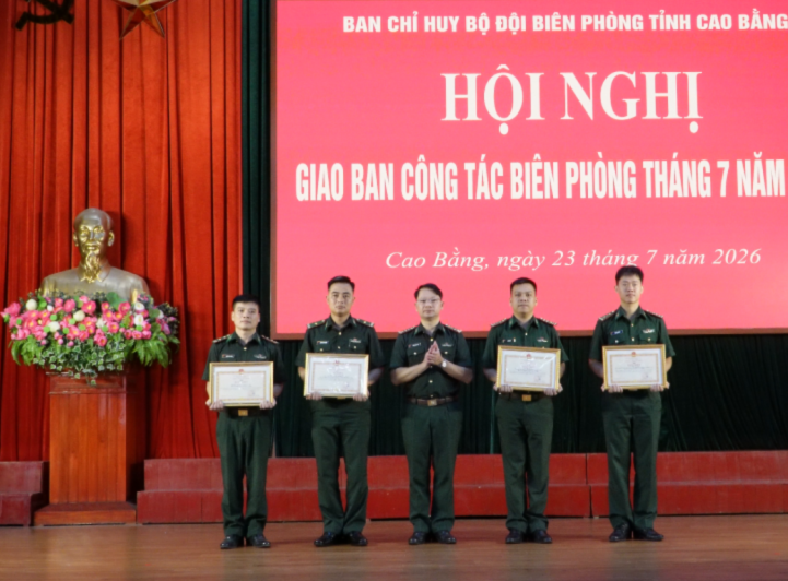 Đại t&aacute; Lương Tuấn Long, Ch&iacute;nh uỷ Bộ đội Bi&ecirc;n ph&ograve;ng tỉnh Cao Bằng trao Bằng khen của Bộ Tư lệnh Bộ đội Bi&ecirc;n ph&ograve;ng cho c&aacute;c tập thể, c&aacute; nh&acirc;n đ&atilde; c&oacute; th&agrave;nh t&iacute;ch xuất sắc c&oacute; th&agrave;nh t&iacute;ch xuất sắc trong đấu tranh ph&ograve;ng, chống tội phạm tổ chức cho người kh&aacute;c xuất cảnh tr&aacute;i ph&eacute;p. Ảnh: BCB