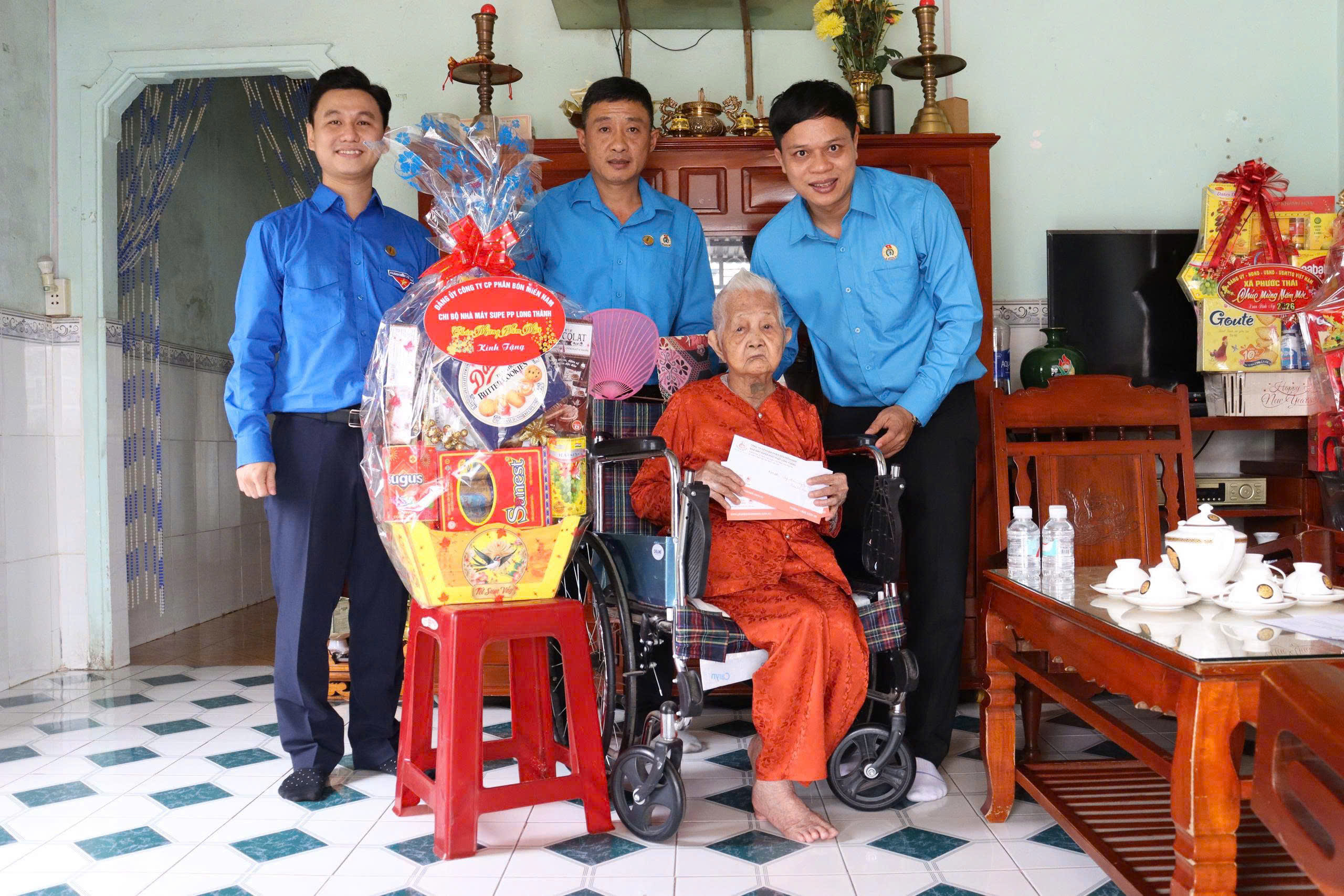 C&ocirc;ng ty CP Ph&acirc;n b&oacute;n Miền Nam thăm hỏi v&agrave; tặng qu&agrave; Mẹ Việt Nam anh h&ugrave;ng