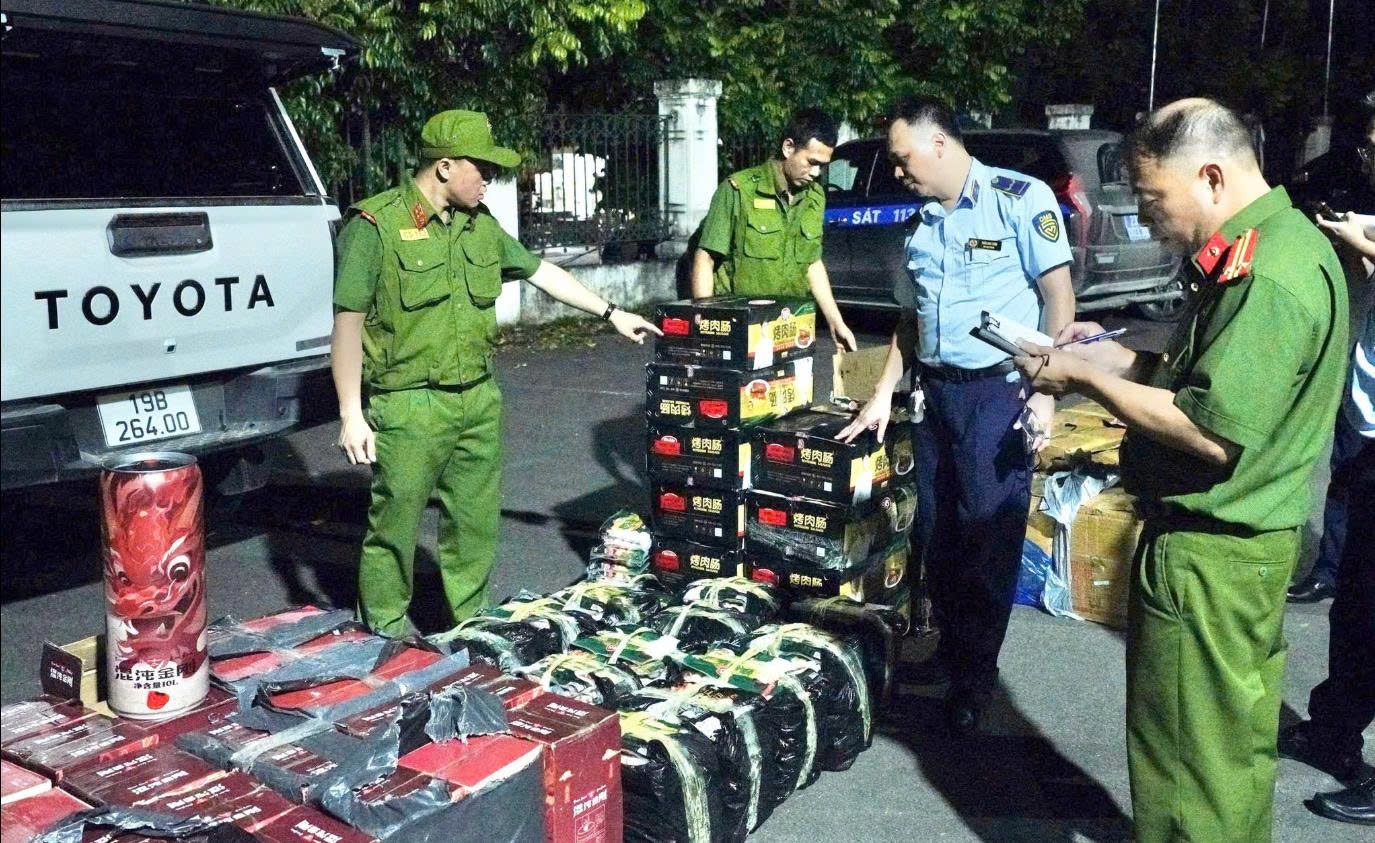 Tuyên Quang: Chặn đứng hơn 1,5 tấn thực phẩm không rõ nguồn gốc và vụ nhập lậu pháo qua biên giới