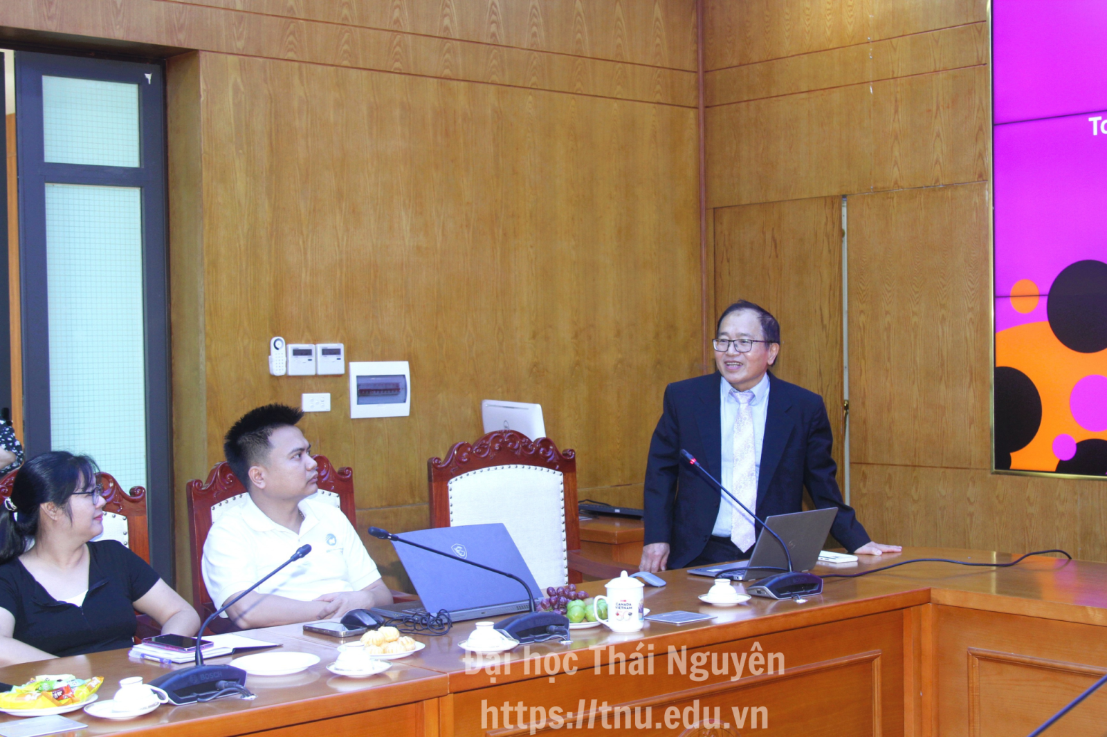PGS.TS. Quang H&agrave;, chuy&ecirc;n gia Trường Đại học C&ocirc;ng nghệ Sydney (Australia), chia sẻ kinh nghiệm về nghi&ecirc;n cứu khoa học, ph&aacute;t triển bền vững v&agrave; hội nhập quốc tế với c&aacute;n bộ, giảng vi&ecirc;n Đại học Th&aacute;i Nguy&ecirc;n.
