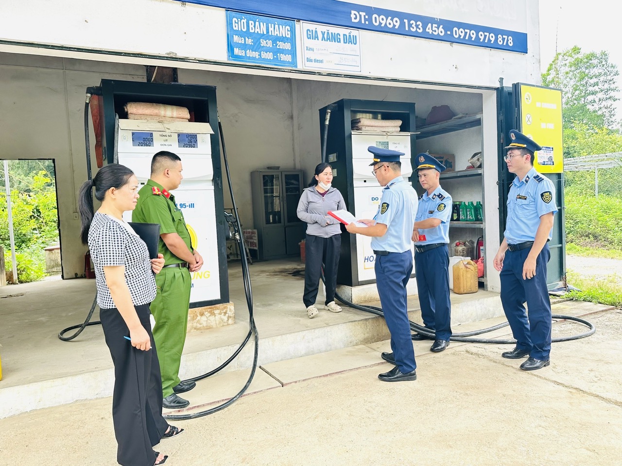Lạng Sơn: Lập biên bản cửa hàng xăng dầu bán sai giá quy định