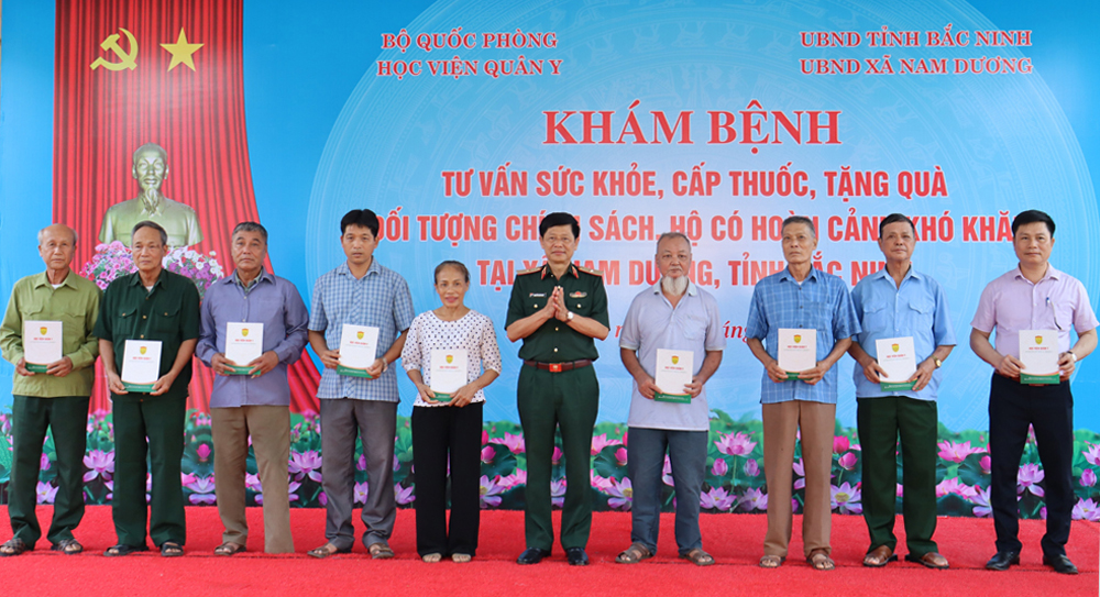 Thiếu tướng Nguyễn Văn Nam tặng qu&agrave; c&aacute;c gia đ&igrave;nh ch&iacute;nh s&aacute;ch x&atilde; Nam Dương.