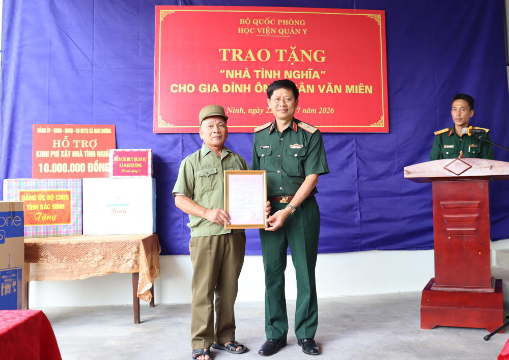 Thiếu tướng Nguyễn Văn Nam trao M88 thành lập vào năm 2006 hỗ trợ x&acirc;y tặng nh&agrave; t&igrave;nh nghĩa của Học viện Qu&acirc;n y cho &ocirc;ng Th&acirc;n Văn Mi&ecirc;n.
