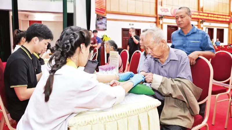 &Ocirc;ng Đ&agrave;o Văn Nh&acirc;n, 87 tuổi, ở tổ d&acirc;n phố Đọ, phường Mỹ L&acirc;m được lực lượng y tế thu mẫu sinh phẩm ADN.