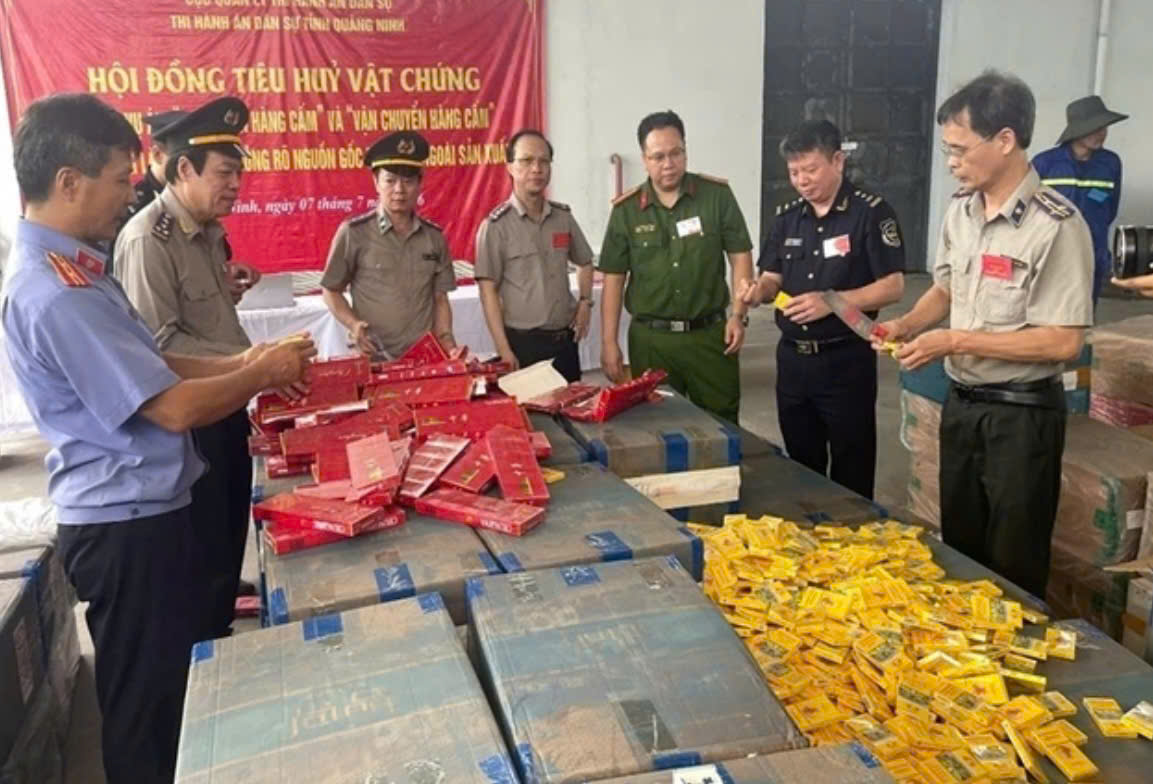 Quảng Ninh: Tiêu hủy gần 154.000 bao thuốc lá nhập lậu trong vụ án buôn bán hàng cấm