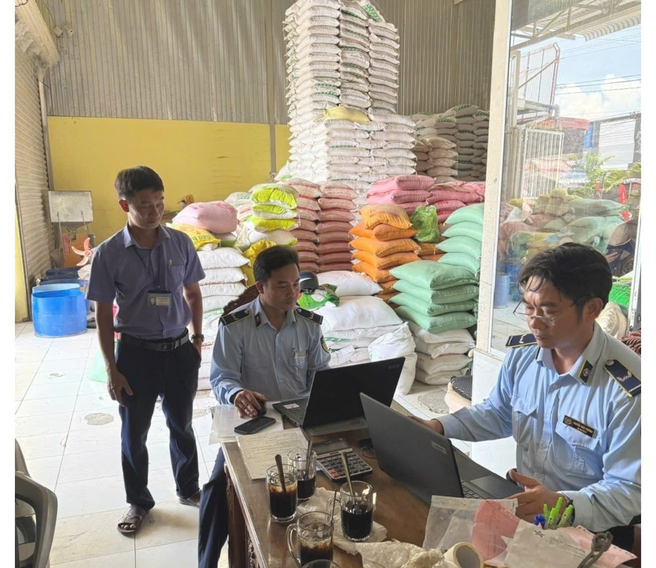 Lực lượng Quản lý thị trường tỉnh Cà Mau kiểm tra đột xuất cơ sở kinh doanh gạo tại xã Cái Nước, phát hiện nhiều vi phạm về điều kiện bảo quản và ghi nhãn hàng hóa. (Ảnh: Chi cục QLTT tỉnh Cà Mau) Lực lượng Quản lý thị trường tỉnh Cà Mau kiểm tra đột xuất cơ sở kinh doanh gạo tại xã Cái Nước, phát hiện nhiều vi phạm về điều kiện bảo quản và ghi nhãn hàng hóa. (Ảnh: Chi cục QLTT tỉnh Cà Mau)