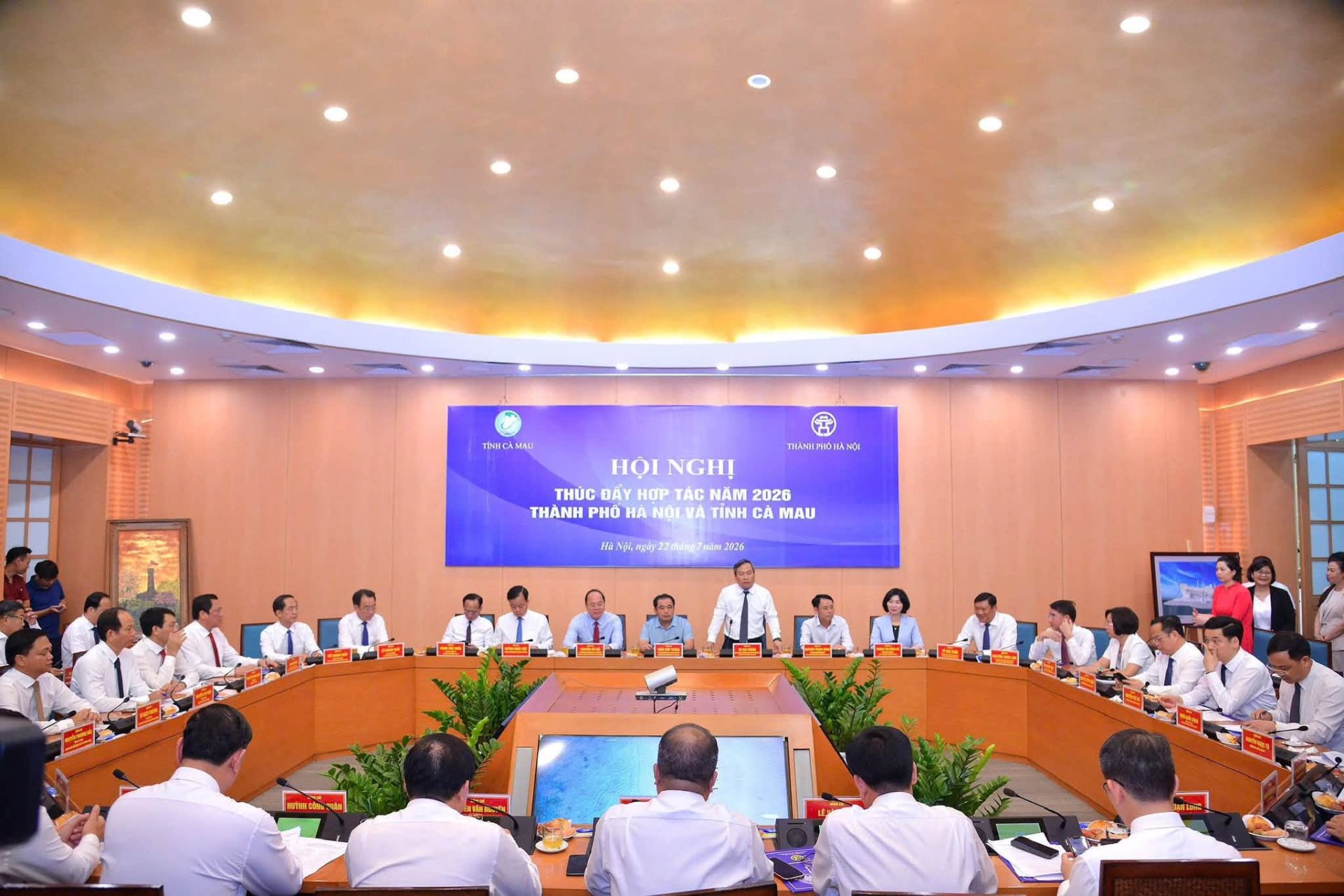 Quang cảnh Hội nghị th&uacute;c đẩy hợp t&aacute;c năm 2026 giữa th&agrave;nh phố H&agrave; Nội v&agrave; tỉnh C&agrave; Mau, diễn ra chiều 22/7 tại H&agrave; Nội.