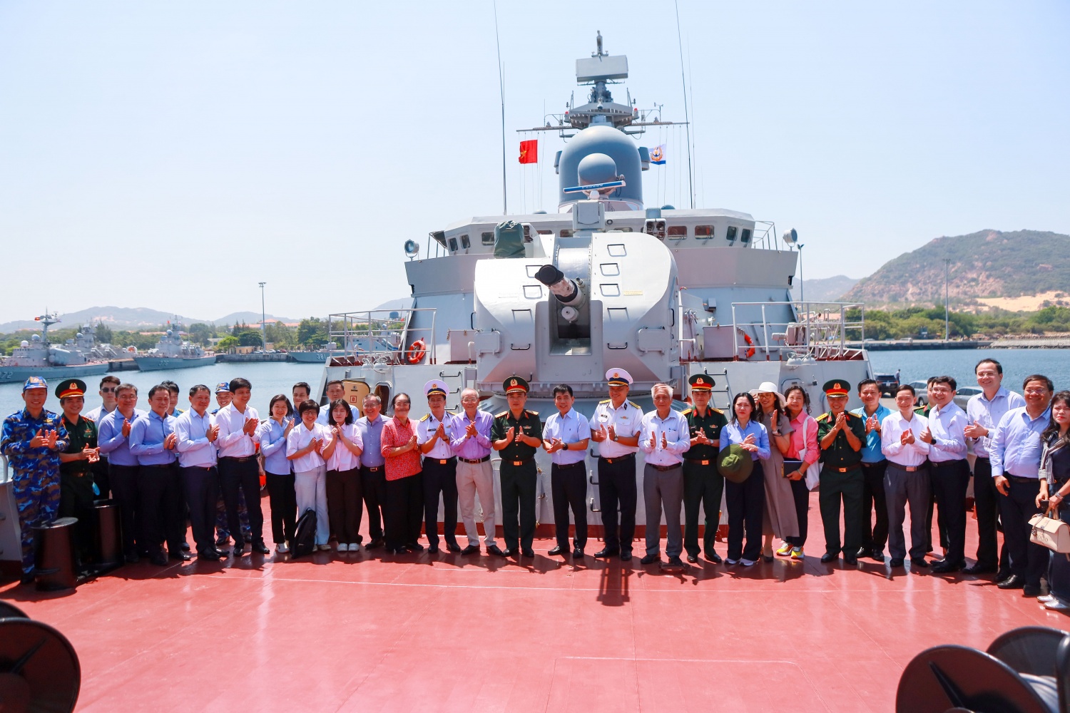 C&aacute;c đại biểu tham dự hội thảo tham quan thực tế tr&ecirc;n t&agrave;u hộ vệ t&ecirc;n lửa tại Bộ Tư lệnh V&ugrave;ng 4 Hải qu&acirc;n
