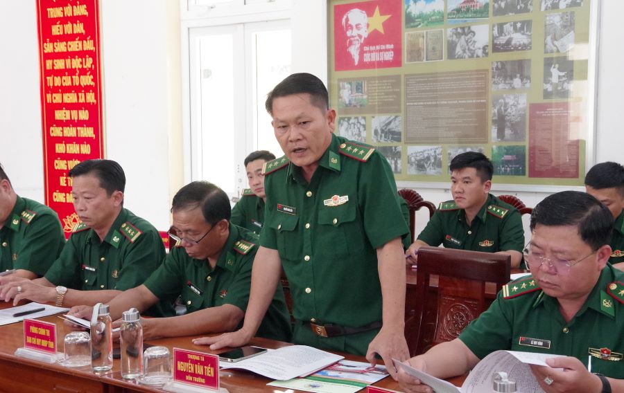Chỉ huy c&aacute;c đơn vị b&aacute;o c&aacute;o với đo&agrave;n c&ocirc;ng t&aacute;c tại buổi l&agrave;m việc