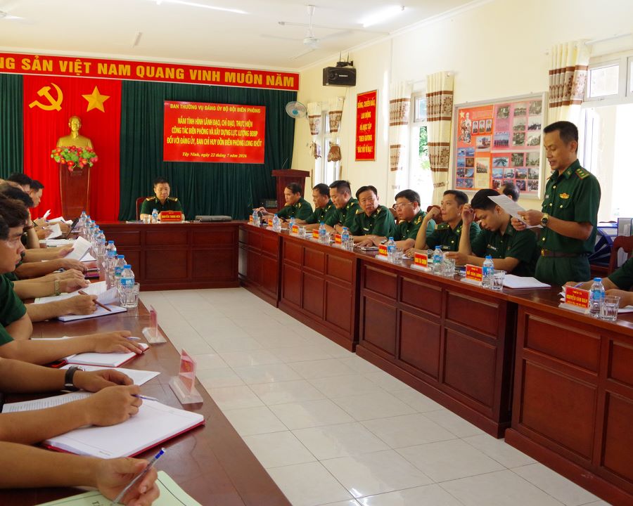 Đo&agrave;n c&ocirc;ng t&aacute;c l&agrave;m việc tại Đảng ủy, Ban Chỉ huy Đồn Bi&ecirc;n ph&ograve;ng Long Khốt
