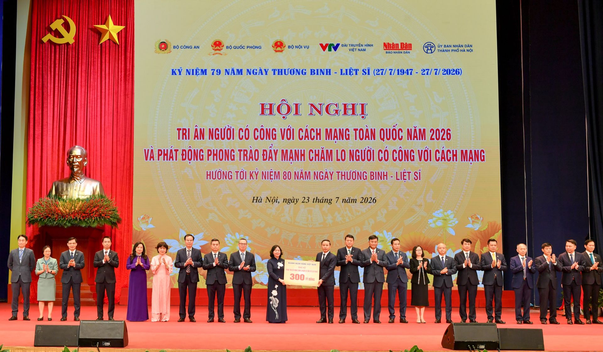 Agribank cùng ngành Ngân hàng trao tặng 300 tỷ đồng ủng hộ phong trào đẩy mạnh chăm lo người có công với cách mạng