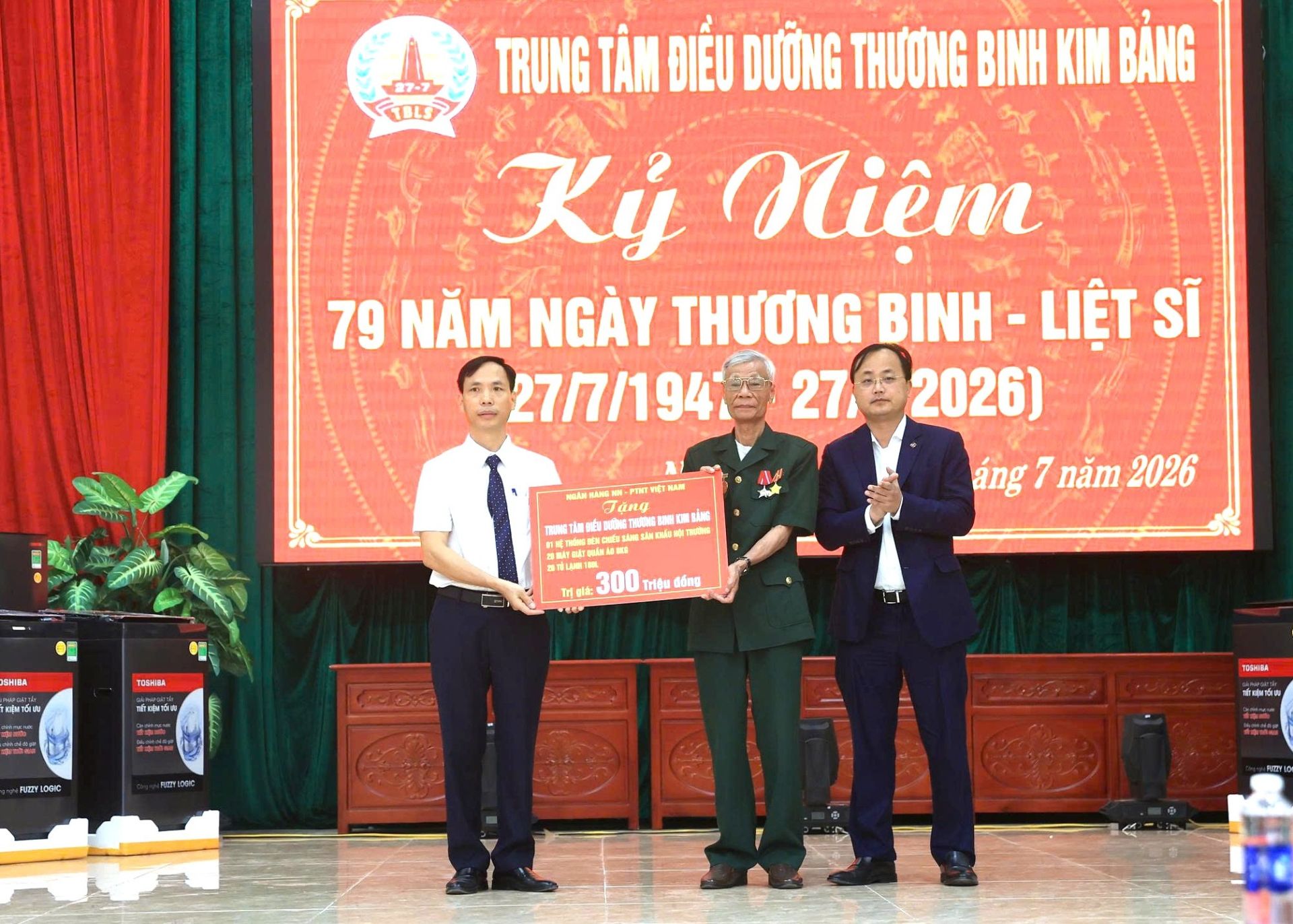 Đồng ch&iacute; T&ocirc; Huy Vũ - B&iacute; thư Đảng ủy, Chủ tịch HĐTV Agribank (ngo&agrave;i c&ugrave;ng b&ecirc;n phải) trao qu&agrave;&nbsp;tới&nbsp;Trung t&acirc;m điều dưỡng thương binh Kim Bảng