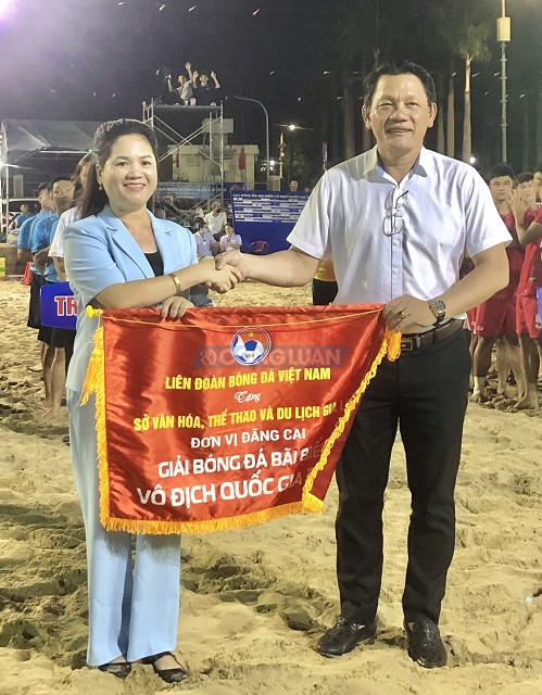 B&agrave; Nguyễn Thanh H&agrave; ph&aacute;t biểu ch&agrave;o mừng giải. Ảnh: VH