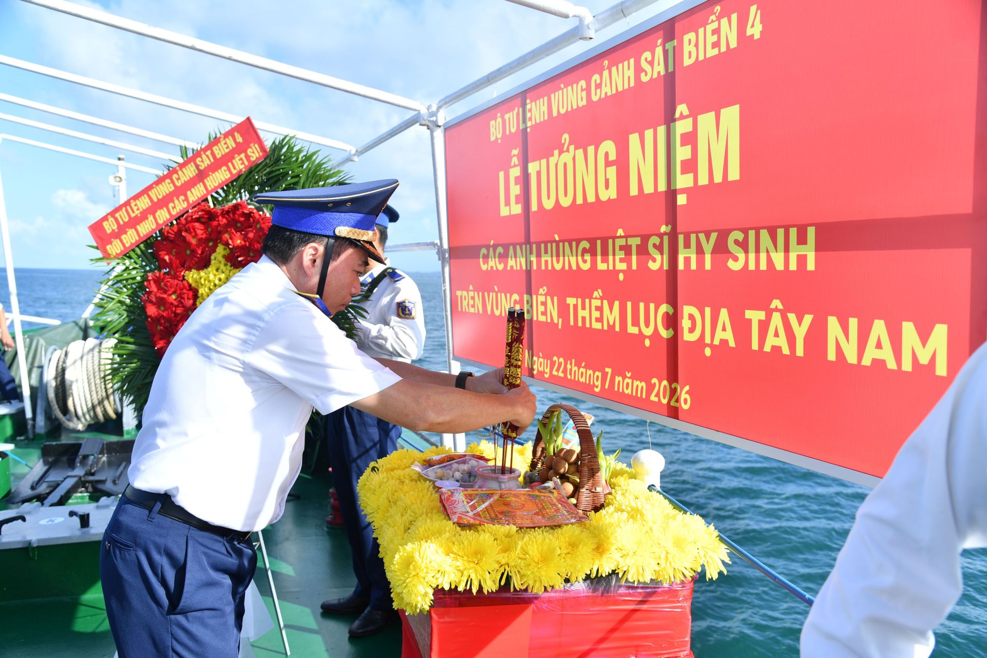Thiếu tướng Đ&agrave;o B&aacute; Việt - Tư lệnh V&ugrave;ng Cảnh s&aacute;t biển 4 d&acirc;ng hoa, d&acirc;ng hương tưởng niệm c&aacute;c anh h&ugrave;ng liệt sĩ hy sinh tr&ecirc;n v&ugrave;ng biển, thềm lục địa T&acirc;y Nam của Tổ quốc.