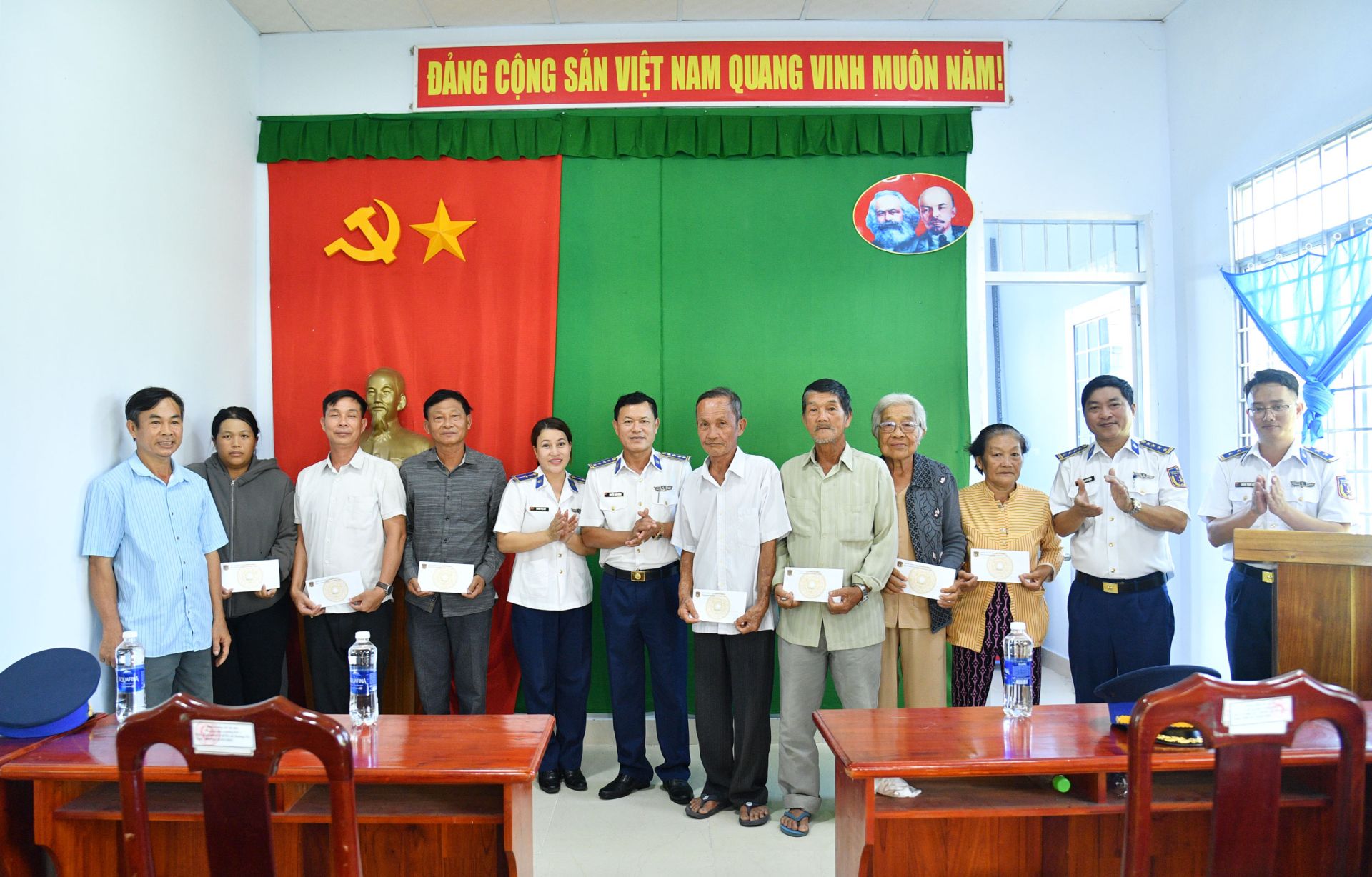 Bộ Tư lệnh V&ugrave;ng Cảnh s&aacute;t biển 4 thăm, tặng qu&agrave; c&aacute;c gia đ&igrave;nh ch&iacute;nh s&aacute;ch tr&ecirc;n địa b&agrave;n.