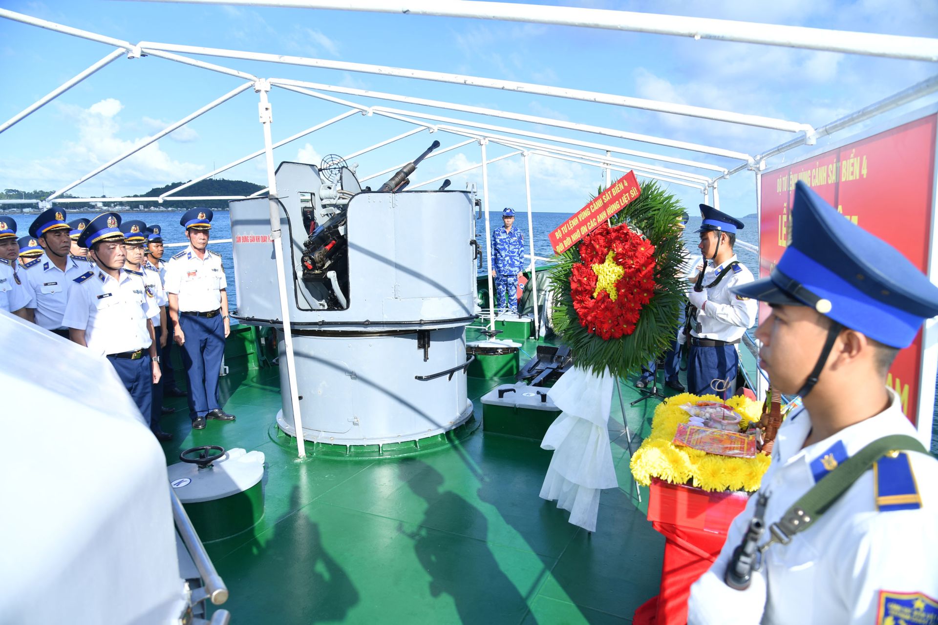 Quang cảnh lễ d&acirc;ng hoa, d&acirc;ng hương tưởng niệm c&aacute;c anh h&ugrave;ng liệt sĩ hy sinh tr&ecirc;n v&ugrave;ng biển, thềm lục địa T&acirc;y Nam của Tổ quốc.