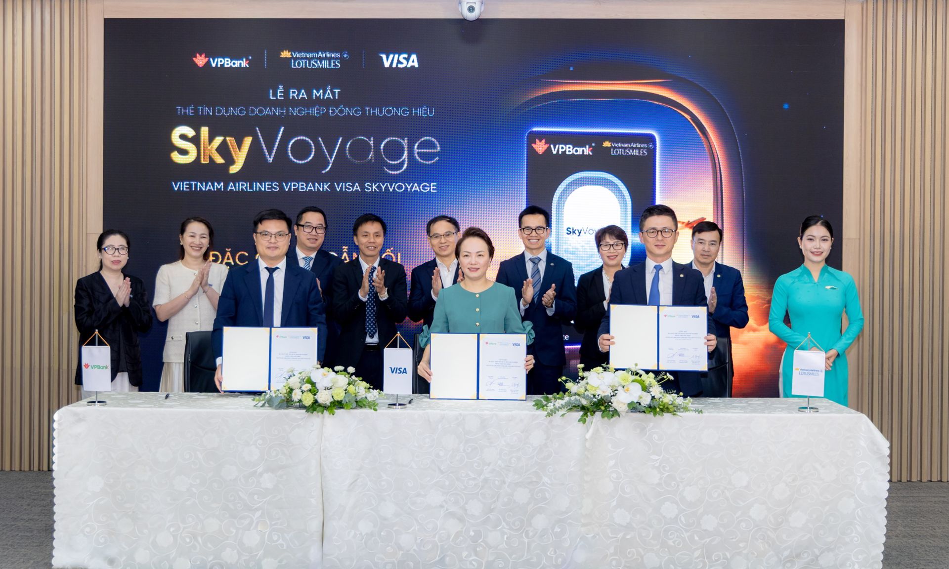 Đại diện VPBank, Visa v&agrave; Vietnam Airlines (lần lượt từ tr&aacute;i qua) trong Lễ k&yacute; kết ra mắt thẻ Vietnam Airlines VPBank Visa SkyVoyage