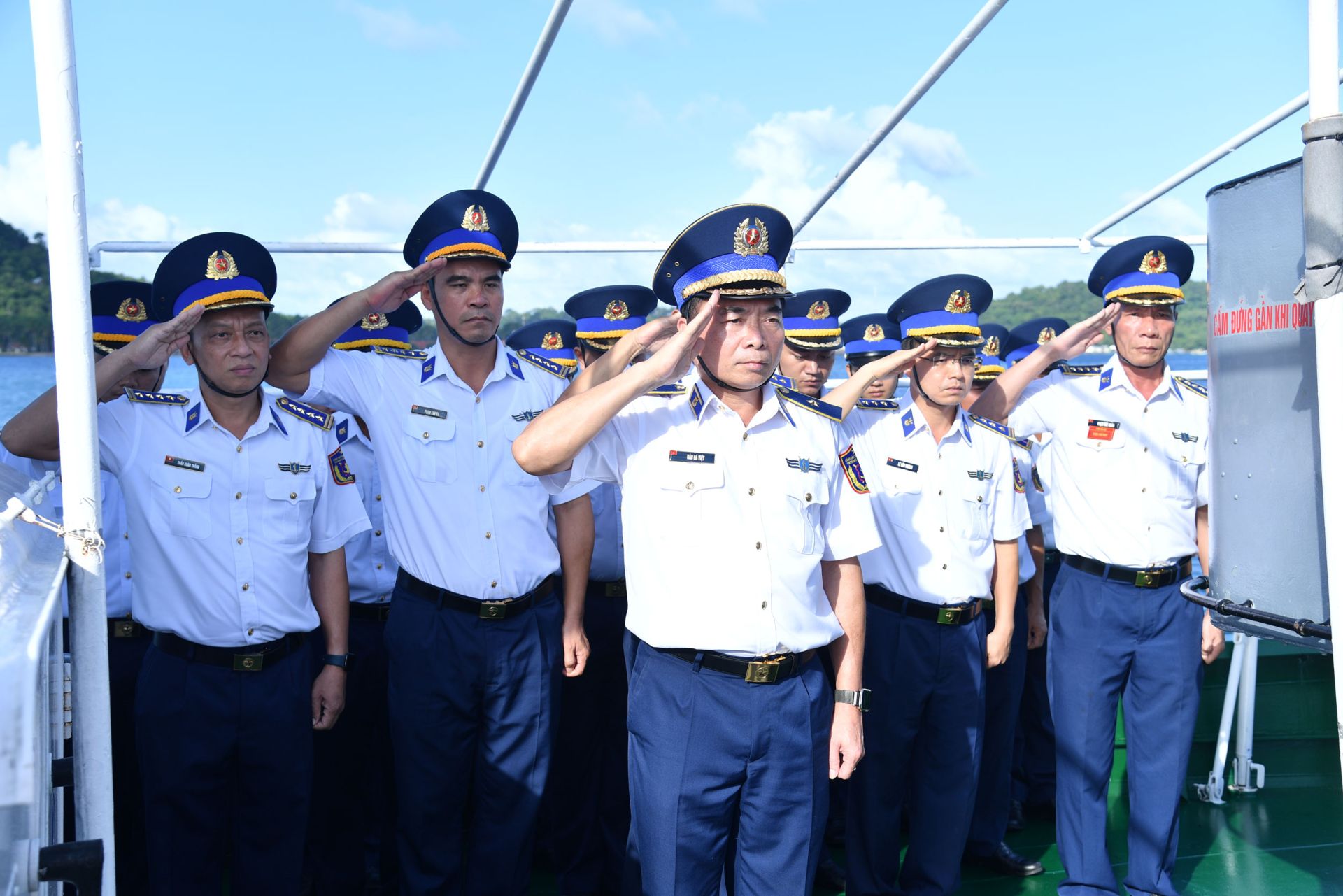 Quang cảnh lễ d&acirc;ng hoa, d&acirc;ng hương tưởng niệm c&aacute;c anh h&ugrave;ng liệt sĩ hy sinh tr&ecirc;n v&ugrave;ng biển, thềm lục địa T&acirc;y Nam của Tổ quốc.