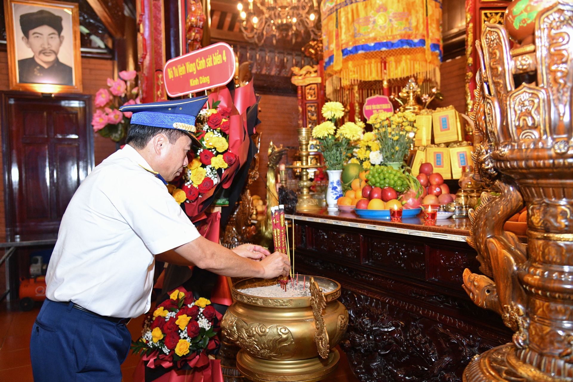Thiếu tướng Đ&agrave;o B&aacute; Việt - Tư lệnh V&ugrave;ng Cảnh s&aacute;t biển 4 d&acirc;ng hoa, d&acirc;ng hương tưởng niệm Anh h&ugrave;ng d&acirc;n tộc Nguyễn Trung Trực tại G&agrave;nh Dầu, Ph&uacute; Quốc.