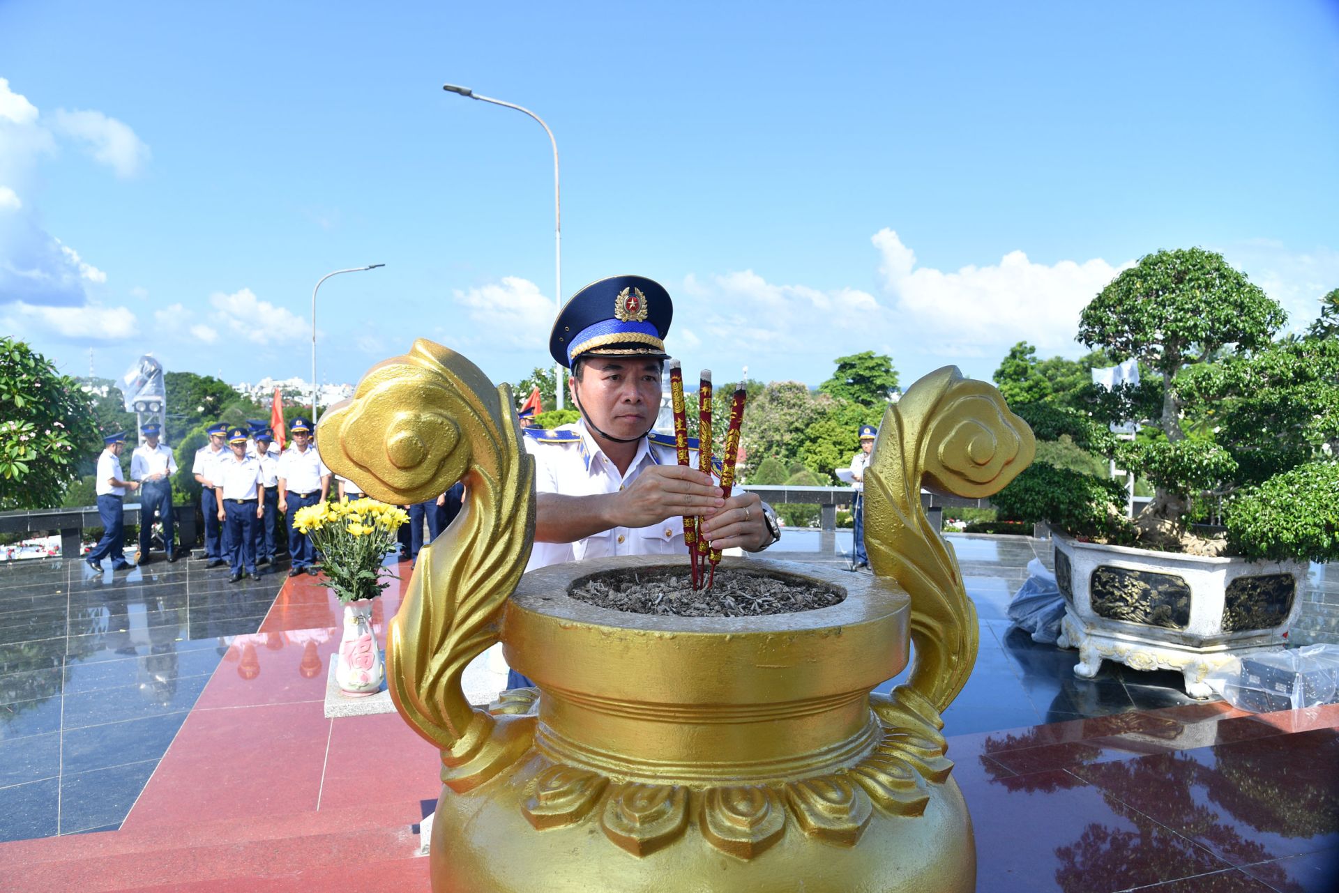 Thiếu tướng Đ&agrave;o B&aacute; Việt - Tư lệnh V&ugrave;ng Cảnh s&aacute;t biển 4 d&acirc;ng hương tưởng niệm c&aacute;c anh h&ugrave;ng liệt sĩ tại Nghĩa trang Liệt sĩ Ph&uacute; Quốc