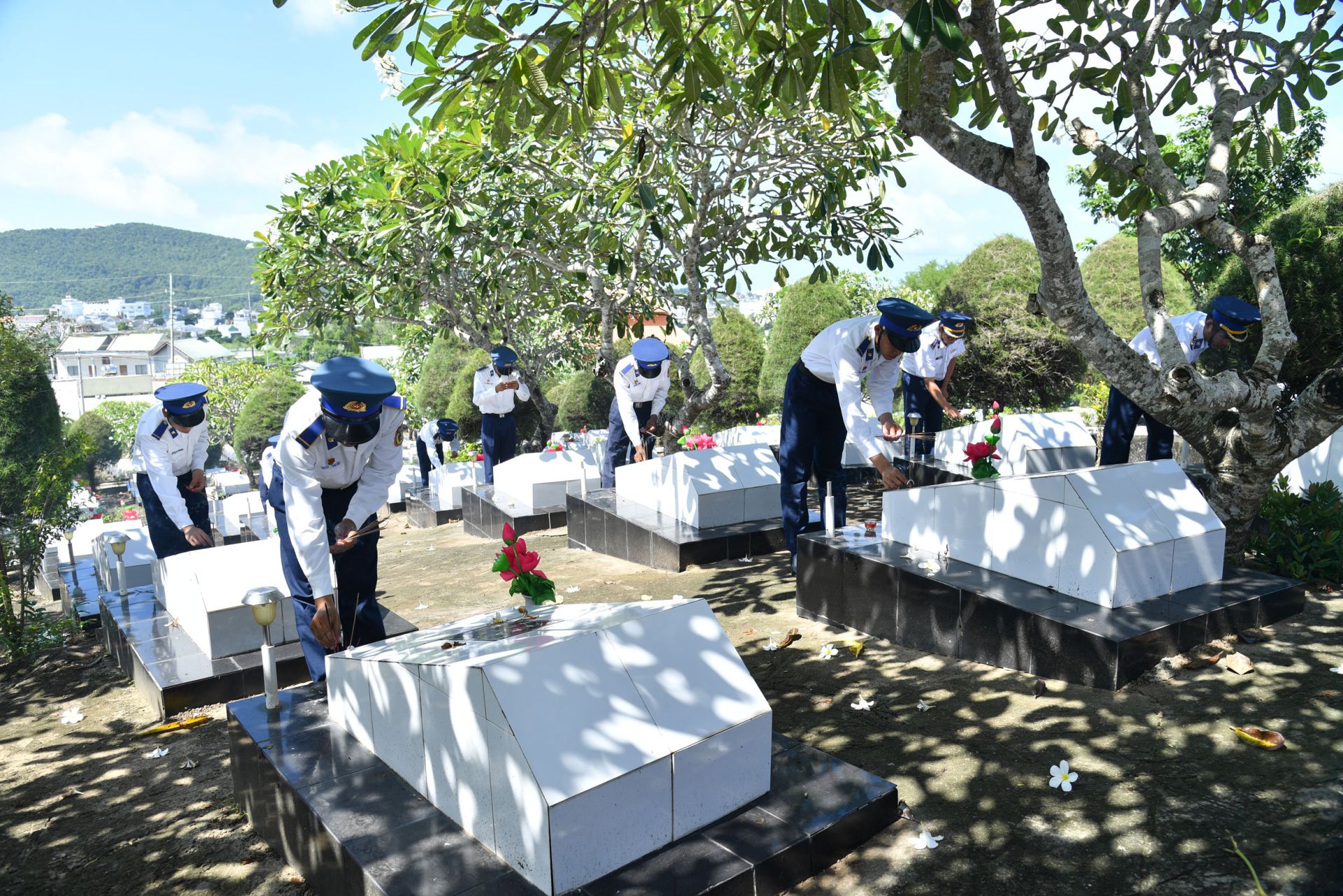 C&aacute;n bộ, chiến sĩ Bộ Tư lệnh V&ugrave;ng Cảnh s&aacute;t biển 4 thắp hương tri &acirc;n c&aacute;c anh h&ugrave;ng liệt sĩ tại Nghĩa trang Liệt sĩ Ph&uacute; Quốc