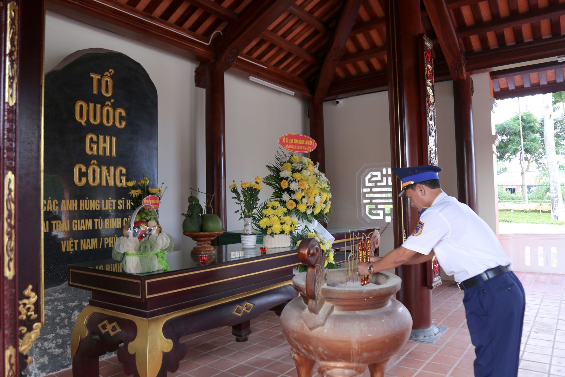 : Đại t&aacute; Nguyễn Th&aacute;i Dương - Ph&oacute; Ch&iacute;nh ủy Bộ Tư lệnh V&ugrave;ng Cảnh s&aacute;t biển 4 d&acirc;ng hoa, d&acirc;ng hương tưởng niệm c&aacute;c anh h&ugrave;ng liệt sĩ tại Khu di t&iacute;ch Nh&agrave; t&ugrave; Ph&uacute; Quốc.