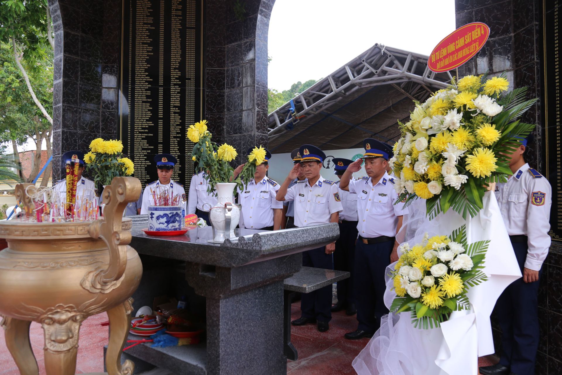 Quang cảnh lễ d&acirc;ng hoa, d&acirc;ng hương tưởng niệm c&aacute;c anh h&ugrave;ng liệt sĩ tại Nghĩa trang t&ugrave; binh cộng sản Nắm Đấm, Ph&uacute; Quốc