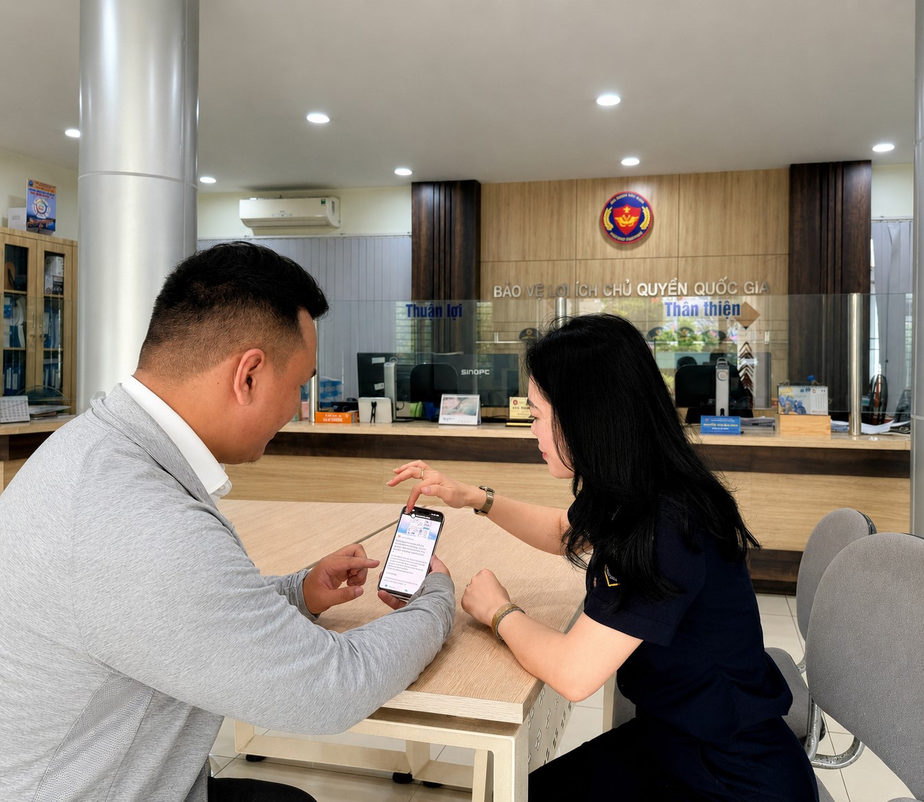Công chức Hải quan Khu công nghiệp Đà Nẵng hướng dẫn doanh nghiệp sử dụng tiên ích trên Zalo OA Công chức Hải quan Khu công nghiệp Đà Nẵng hướng dẫn doanh nghiệp sử dụng tiên ích trên Zalo OA
