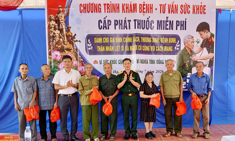 Đại diện Bộ Chỉ huy qu&acirc;n sự tỉnh v&agrave; x&atilde; Bố Hạ trao qu&agrave; cho thương binh, bệnh binh, th&acirc;n nh&acirc;n liệt sĩ, người c&oacute; c&ocirc;ng.