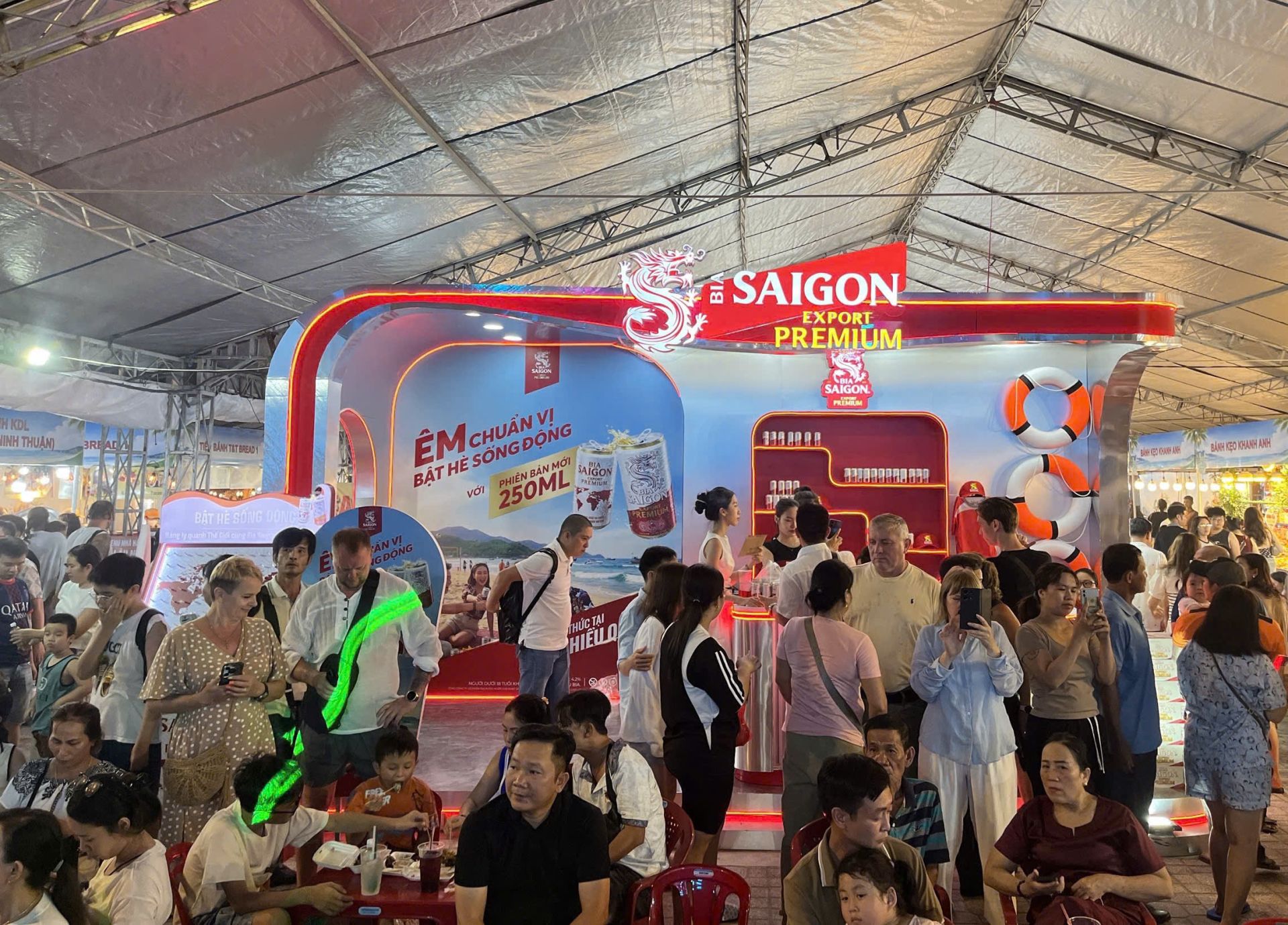 Gian hàng giới hiệu Bia Saigon Export Premium (Bia Saigon EP) thu hút đông đảo du khách tham gia trải nghiệm (Ảnh: SABECO) Gian hàng giới hiệu Bia Saigon Export Premium (Bia Saigon EP) thu hút đông đảo du khách tham gia trải nghiệm (Ảnh: SABECO)