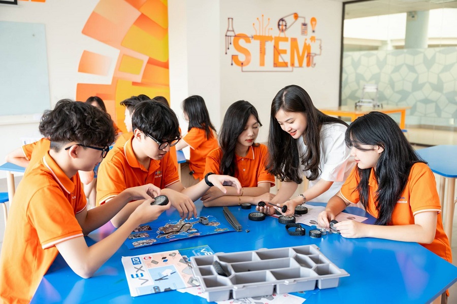 Gi&aacute;o dục STEM thu h&uacute;t sự quan t&acirc;m của nhiều nh&agrave; gi&aacute;o dục, phụ huỳnh học sinh cũng như c&aacute;c nh&agrave; hoạch định ch&iacute;nh s&aacute;ch.