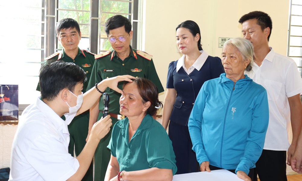 Bắc Ninh: Học viện Quân y khám bệnh và tặng quà gia đình chính sách tại xã Nam Dương