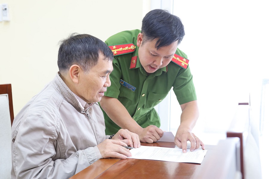 Lực lượng chức năng hỗ trợ th&acirc;n nh&acirc;n liệt sĩ điền th&ocirc;ng tin l&agrave;m thủ tục lấy mẫu sinh phẩm ADN.