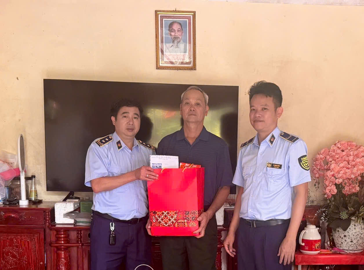 Ng&agrave;nh Quản l&yacute; thị trường Lạng Sơn tri &acirc;n c&aacute;c gia đ&igrave;nh thương binh nh&acirc;n Ng&agrave;y Thương binh - Liệt sĩ