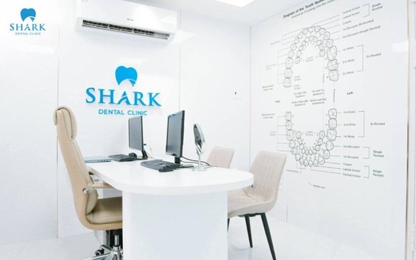 Với kh&ocirc;ng gian được thiết kế hiện đại, ph&ograve;ng điều trị được v&ocirc; tr&ugrave;ng nghi&ecirc;m ngặt nhằm mang đến trải nghiệm tốt với kh&aacute;ch h&agrave;ng tại Nha khoa Shark