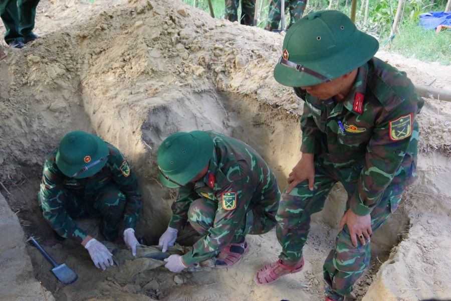 C&aacute;c lực lượng vừa t&igrave;m thấy v&agrave; quy tập được 7 h&agrave;i cốt liệt sĩ ở ở khu vực C&acirc;u Nhi