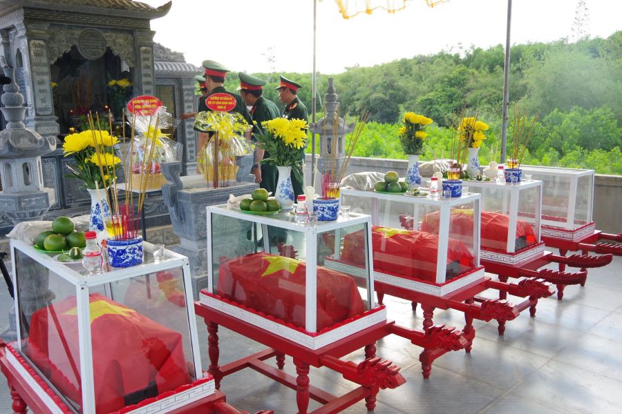 Hiện, 7 h&agrave;i cốt liệt sĩ đ&atilde; được đưa về qu&agrave;n tại Đền thờ Liệt sĩ Trung đo&agrave;n 88, Sư đo&agrave;n 308 ở khu vực C&acirc;u Nhi, x&atilde; Nam Hải Lăng