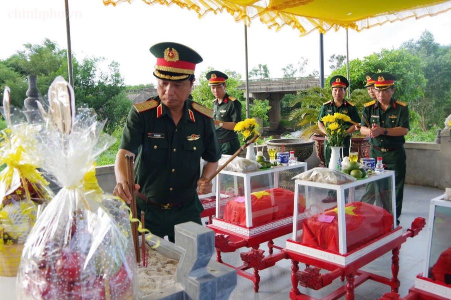Trung tướng H&agrave; Thọ B&igrave;nh d&acirc;ng hoa, d&acirc;ng hương tri &acirc;n c&aacute;c anh h&ugrave;ng liệt sĩ vừa được quy tập