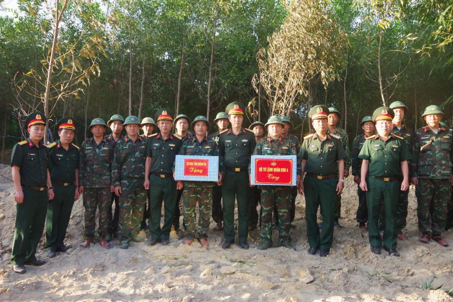 Trung tướng H&agrave; Thọ B&igrave;nh động vi&ecirc;n, tặng qu&agrave; cho c&aacute;n bộ, nh&acirc;n vi&ecirc;n Đội Quy tập 584 v&agrave; Đội Quy tập 589, Bộ CHQS tỉnh Quảng Trị
