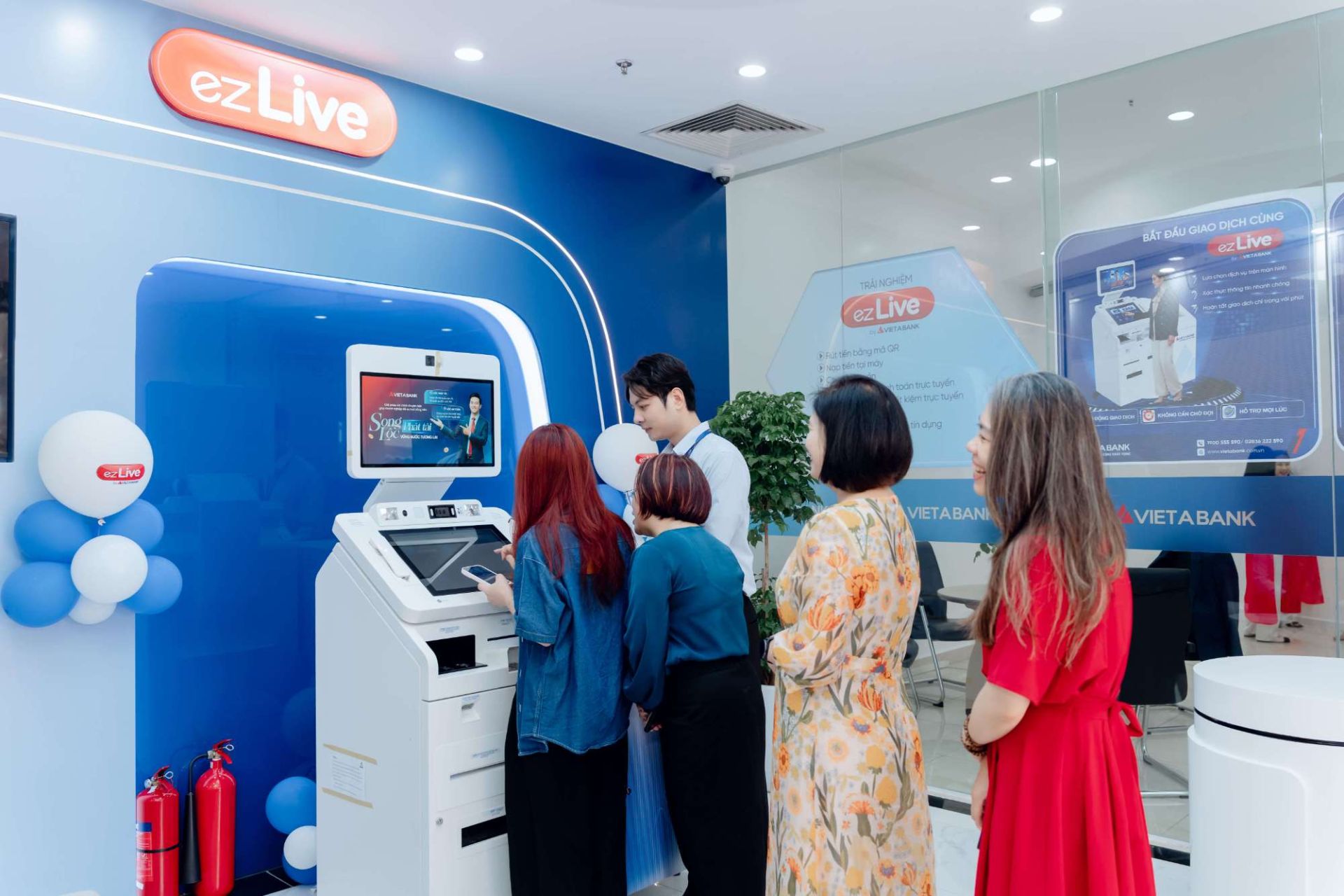 Kh&aacute;ch h&agrave;ng trải nghiệm tại ph&ograve;ng giao dịch tự động ezLive