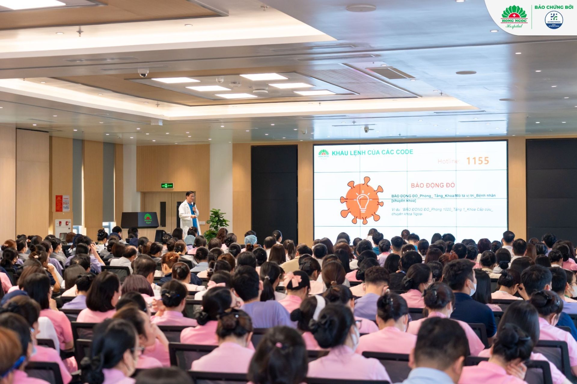 Chương tr&igrave;nh đ&agrave;o tạo tập trung hệ thống h&oacute;a c&aacute;c m&atilde; khẩn cấp trong bệnh viện v&agrave; hướng dẫn quy tr&igrave;nh phối hợp xử l&yacute;.