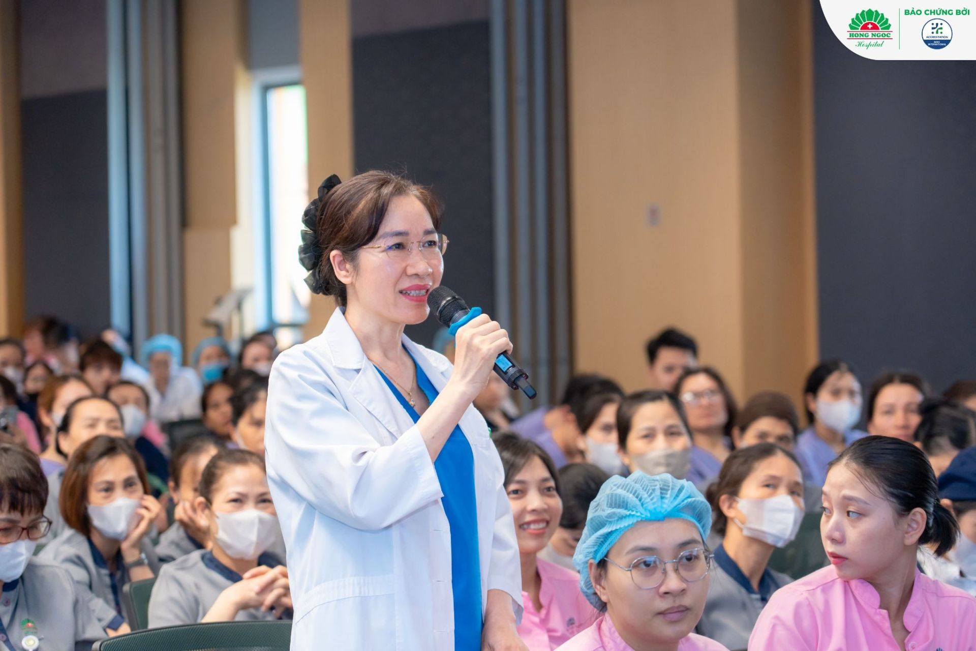 Phi&ecirc;n thảo luận diễn ra s&ocirc;i nổi với nhiều &yacute; kiến trao đổi từ c&aacute;n bộ, nh&acirc;n vi&ecirc;n bệnh viện.