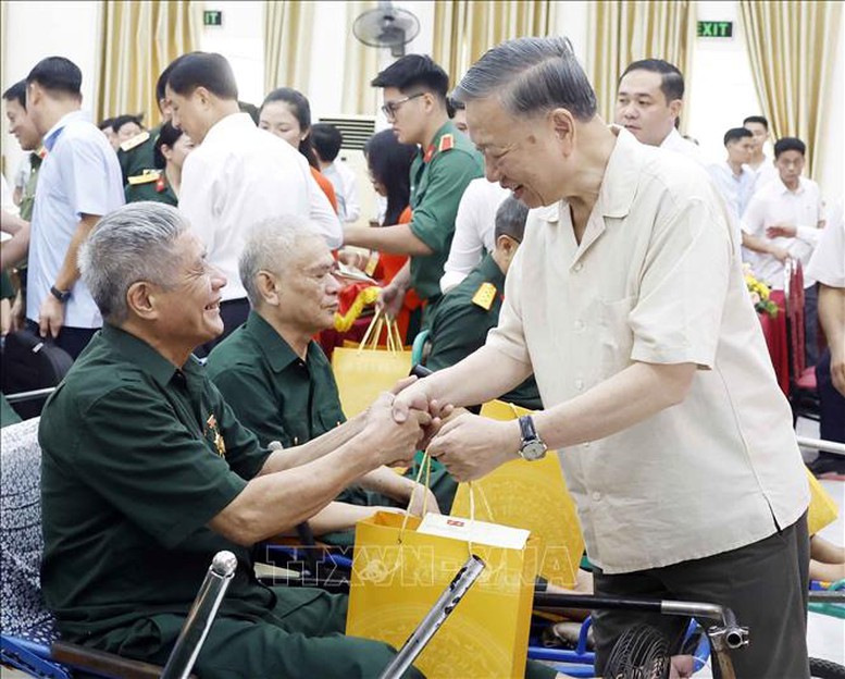 Tổng B&iacute; thư, Chủ tịch nước T&ocirc; L&acirc;m thăm hỏi, tặng qu&agrave; cho c&aacute;c thương binh, bệnh binh - Ảnh: TTXVN