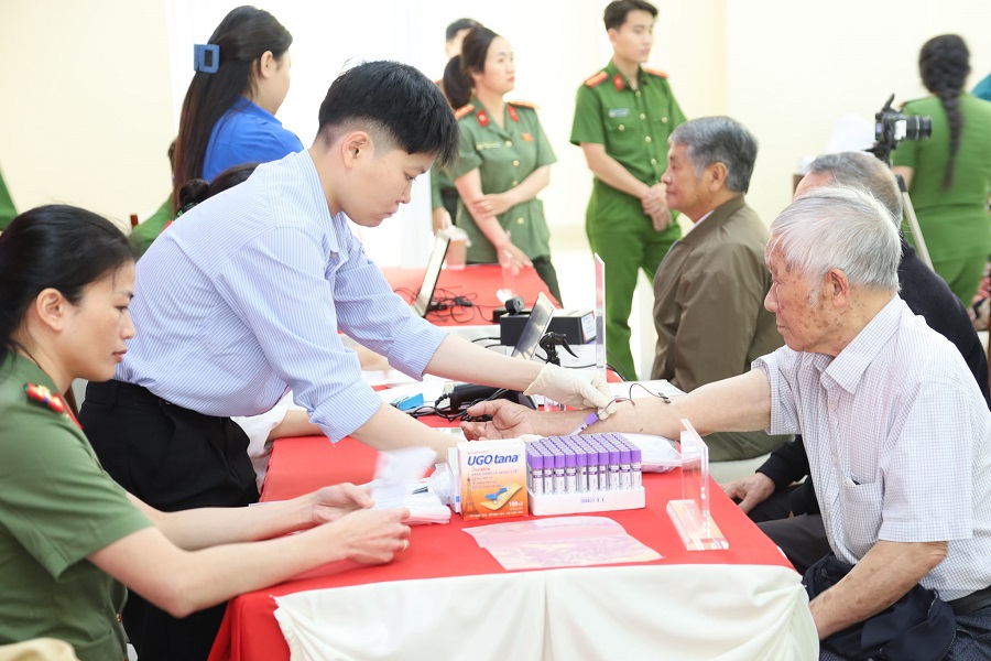 Thực hiện thu nhận mẫu sinh phẩm ADN th&acirc;n nh&acirc;n gia đ&igrave;nh liệt sĩ đến từ c&aacute;c phường khu vực trung t&acirc;m L&acirc;m Đồng.