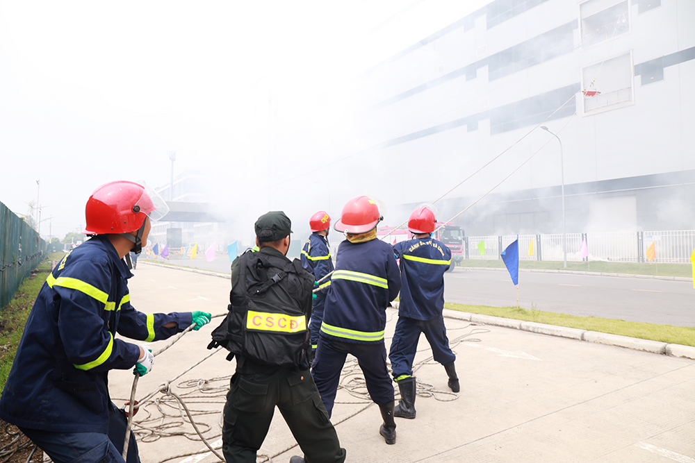 Các cán bộ. chiến sĩ hợp sức đưa đưa nạn nhân mắc kẹt từ trên cao xuống bằng ròng rọc. Các cán bộ. chiến sĩ hợp sức đưa đưa nạn nhân mắc kẹt từ trên cao xuống bằng ròng rọc.