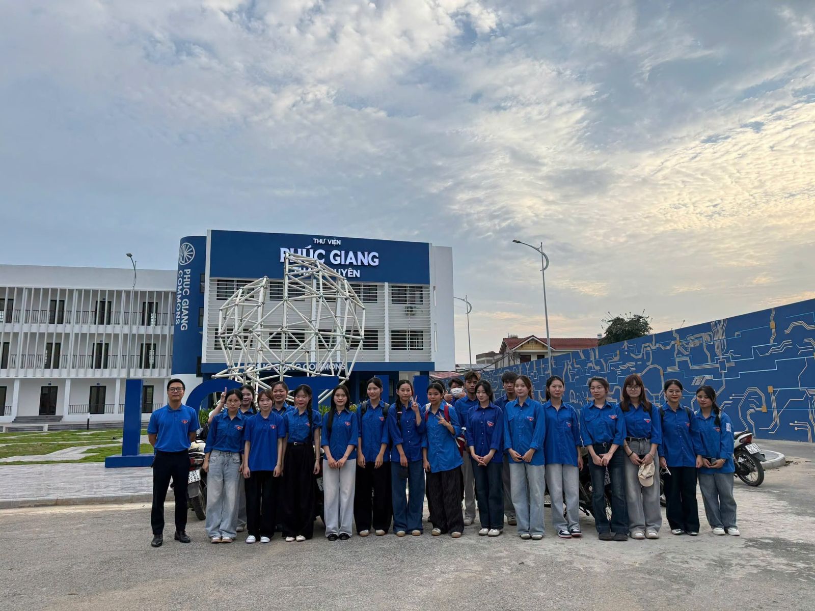 Đo&agrave;n vi&ecirc;n, sinh vi&ecirc;n Trường Đại học C&ocirc;ng nghệ Th&ocirc;ng tin v&agrave; Truyền th&ocirc;ng (Đại học Th&aacute;i Nguy&ecirc;n) tham gia c&aacute;c hoạt động t&igrave;nh nguyện tại x&atilde; Ph&uacute; Xuy&ecirc;n trong Chiến dịch M&ugrave;a h&egrave; xanh 2026.