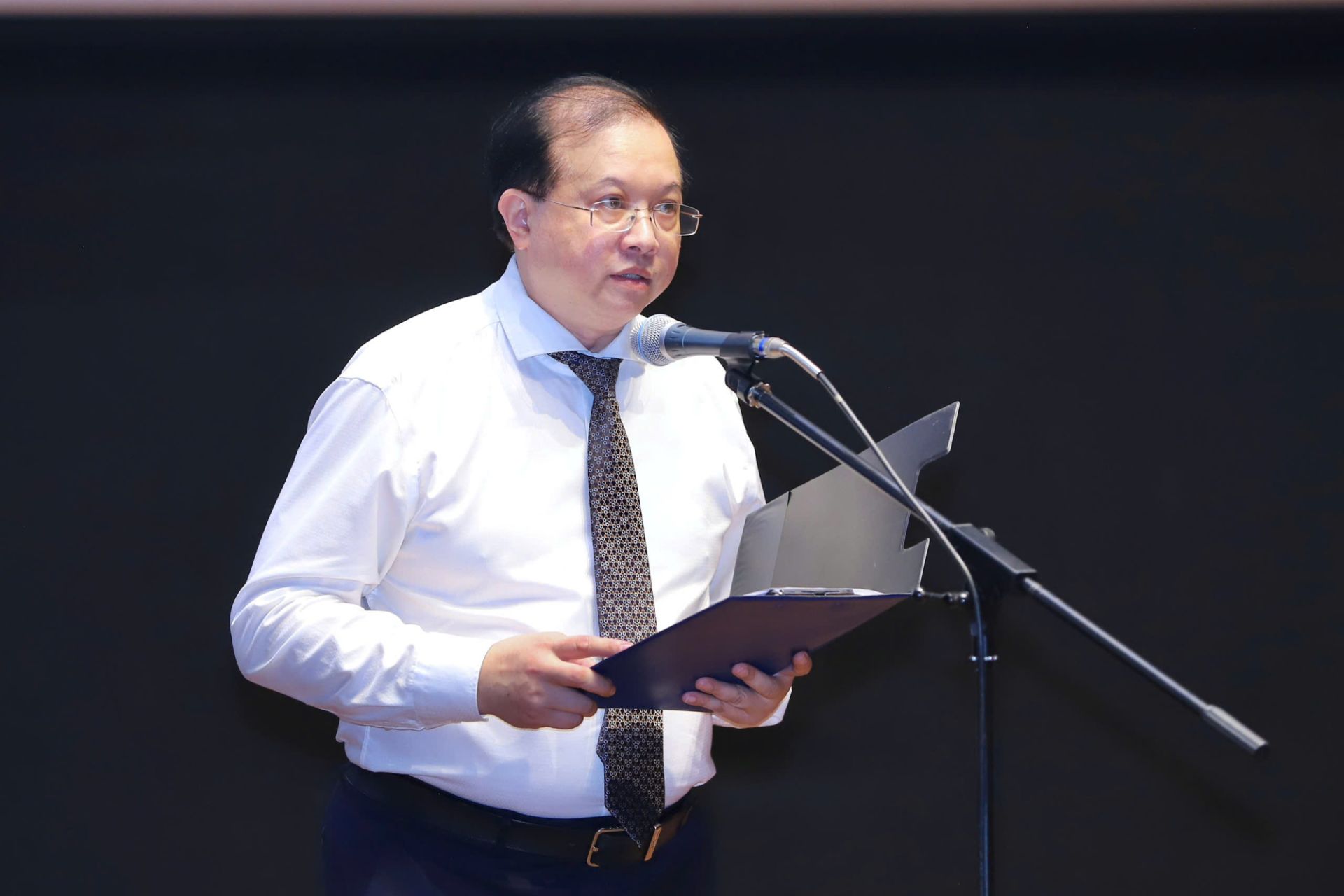Thứ trưởng Bộ VHTTDL Tạ Quang Đ&ocirc;ng ph&aacute;t biểu tại buổi lễ