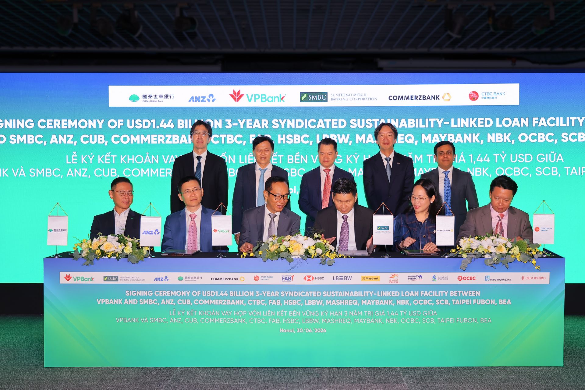 Đại diện VPBank và các đối tác tại lễ ký kết thỏa thuận vay hợp vốn liên kết bền vững trị giá 1,44 tỷ USD. (Ảnh: VPBank). Đại diện VPBank và các đối tác tại lễ ký kết thỏa thuận vay hợp vốn liên kết bền vững trị giá 1,44 tỷ USD. (Ảnh: VPBank).